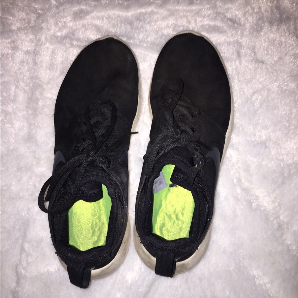 Black Nike Roches